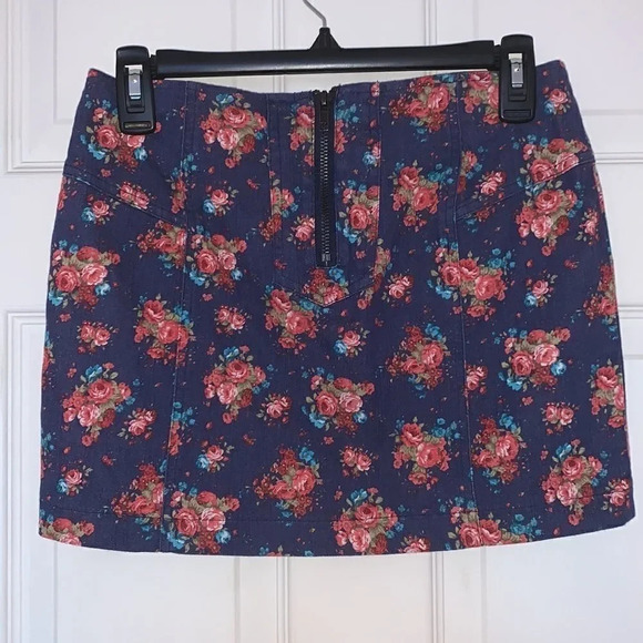Forever21 floral skirt   - Picture 2 of 3